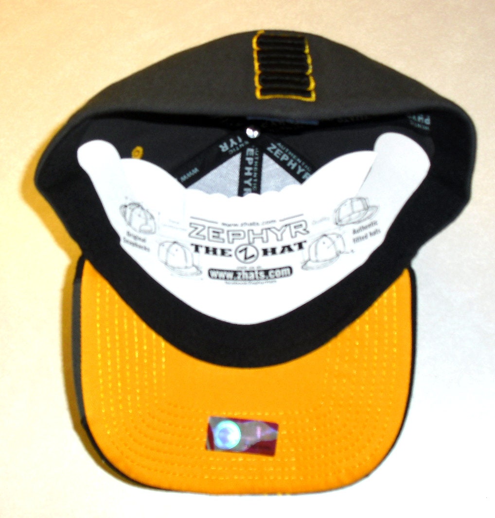 Iowa Hawkeyes Mens Adult Zephyr Stretch Fit hat cap sz. Medium/Large New Ncaa