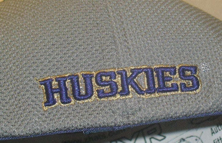 Washington Huskies Mens Zephyr Stretch Fit hat sz. Small New Grey Purple Ncaa